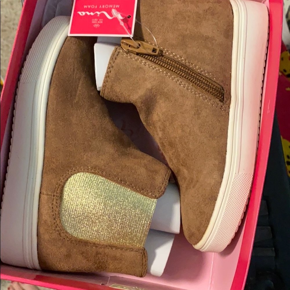 NIB Nina micro suede tan and gold booties 9